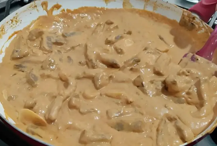 estrogonofe de carne de restaurante