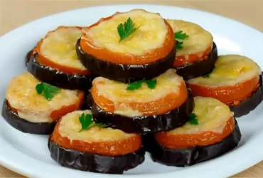 berinjela no forno com queijo e tomate