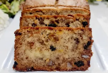 bolo de banana com nozes e uvas passas