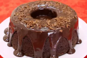 Bolo de chocolate fofinho com cobertura cremosa