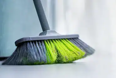 molhando a vassoura com uma solução especial