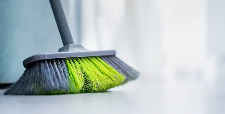 molhando a vassoura com uma solução especial