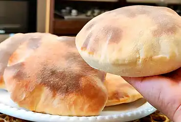 pão sírio caseiro feito na batedeira