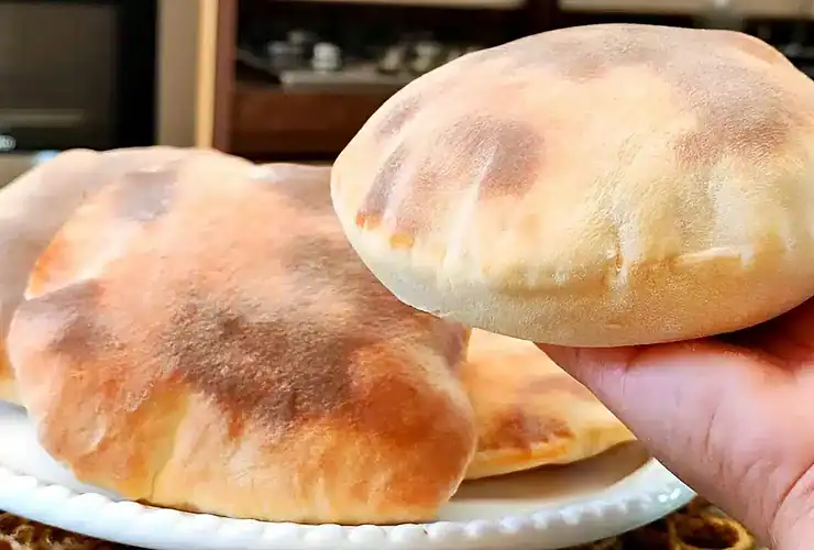 pão sírio caseiro feito na batedeira