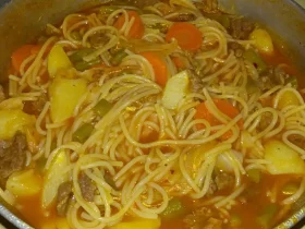 sopa de macarrão com legumes e carne