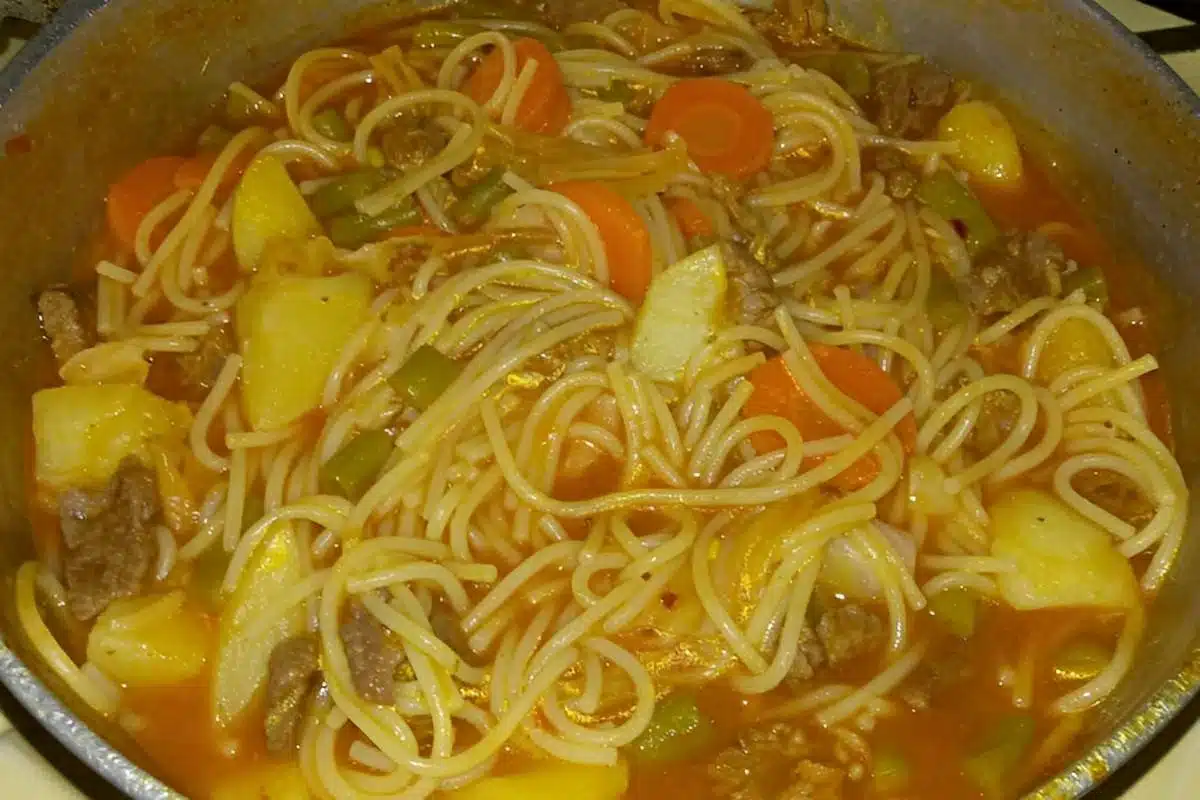 sopa de macarrão com legumes e carne