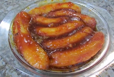 banana caramelada na travessa