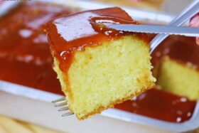 Bolo de fubá cremoso com calda de goiabada