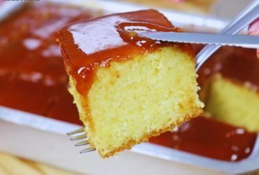 bolo de fubá com calda de goiabada