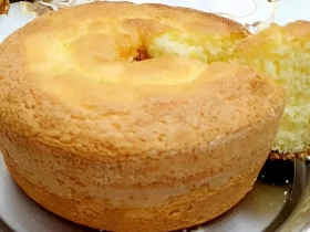 bolo de maisena feito com poucos ingredientes