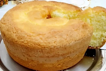 bolo de maisena feito com poucos ingredientes