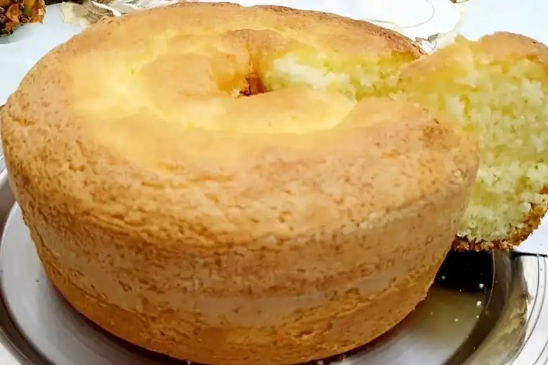 bolo de maisena feito com poucos ingredientes