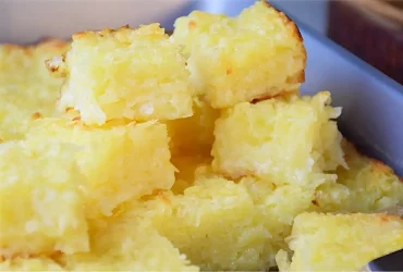 bolo de mandioca com queijo molhadinho