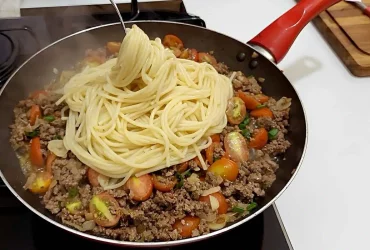 macarrão na manteiga com carne moída