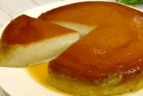 Sobremesa cremosa: leite, ovos e banana.