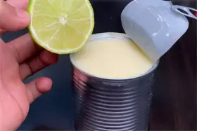 Torta de limão cremosa: misture limão no leite condensado.