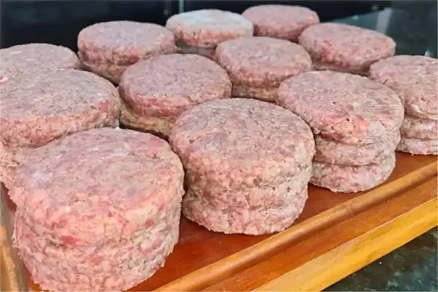 Hambúrguer artesanal suculento e cremoso