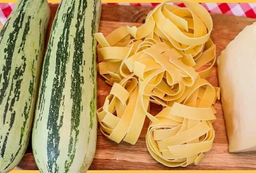 macarrão ao molho de abobrinha e parmesão