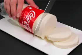 Queijo caseiro cremoso na garrafa PET