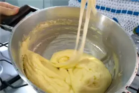 Requeijão caseiro cremoso: receita de corte.