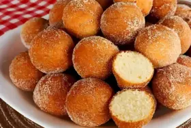 Bolinho de chuva fofinho e cremoso
