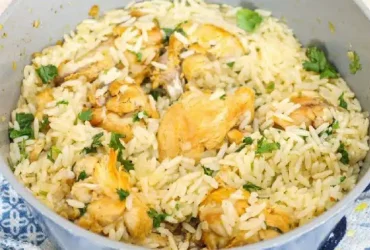 arroz e frango feito em uma panela só