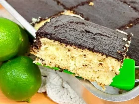 bolo de limão com uma casquinha de chocolate