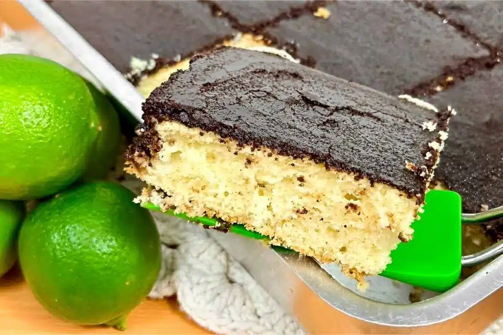 bolo de limão com uma casquinha de chocolate
