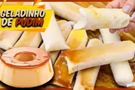 Geladinho de pudim cremoso com calda de caramelo