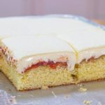 bolo gelado de ninho com geleia de morango