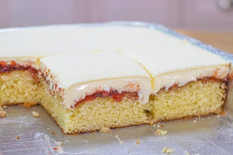 bolo gelado de ninho com geleia de morango