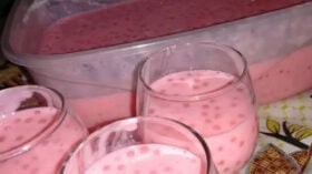 “Sagu cremoso com gelatina de morango”