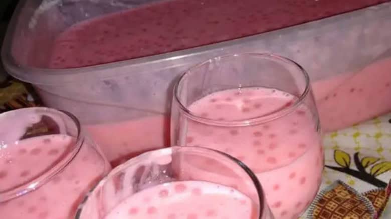 sagu com gelatina de morango