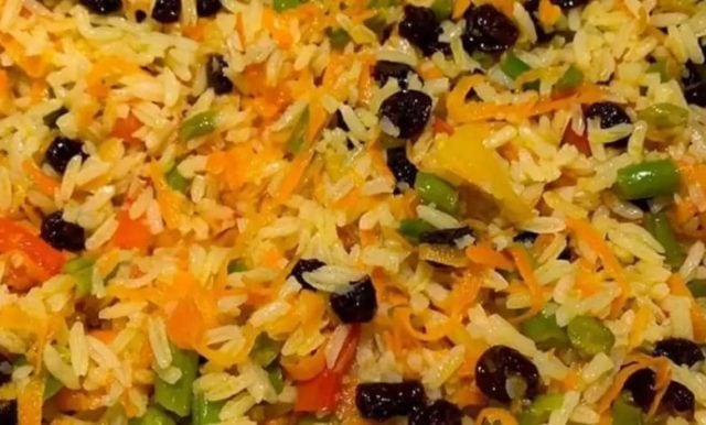 Arroz à Grega fácil e colorido: receita cremosa e fofinha