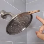 por que pendurar roupa no chuveiro