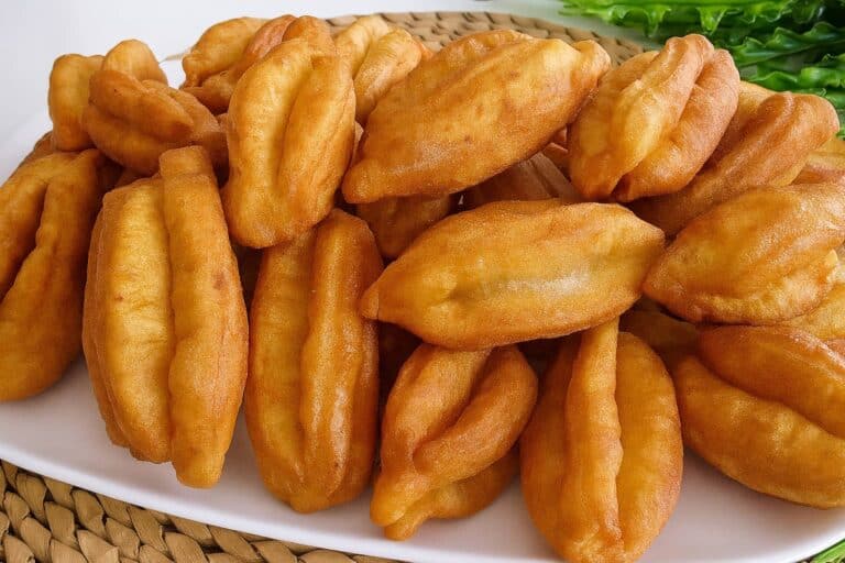 Biritiba frita caseira, crocante e dourada, servida no prato