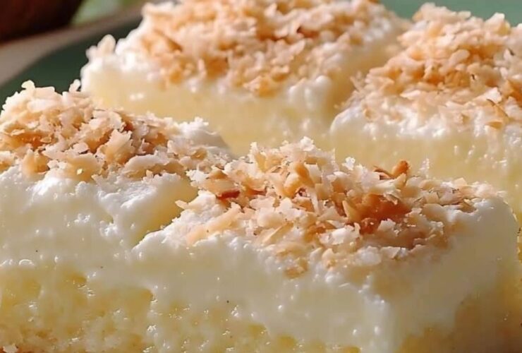 bolo de abacaxi com coco e creme de leite