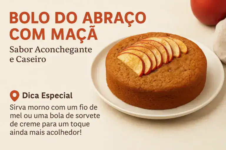 Bolo do Abraço com Maçã decorado com fatias de maçã e canela sobre prato branco. Receita caseira, fofa e acolhedora, ideal para café da tarde.