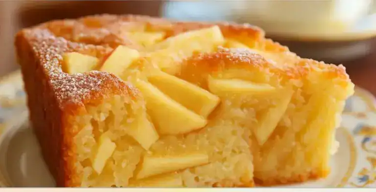 Bolo de maçã fofinho e úmido servido em prato decorado