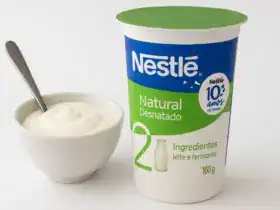 Comparação entre iogurte natural caseiro em tigela e iogurte industrializado da Nestlé
