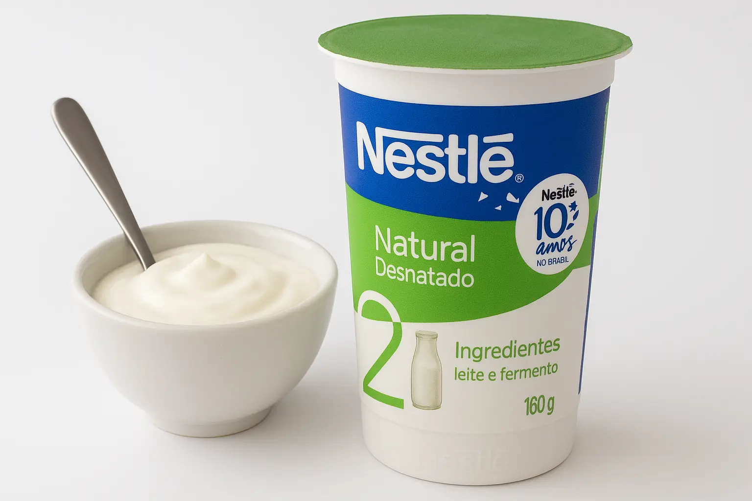 Comparação entre iogurte natural caseiro em tigela e iogurte industrializado da Nestlé