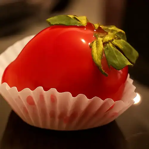 Morango do amor com brigadeiro branco e casquinha crocante de caramelo vermelho