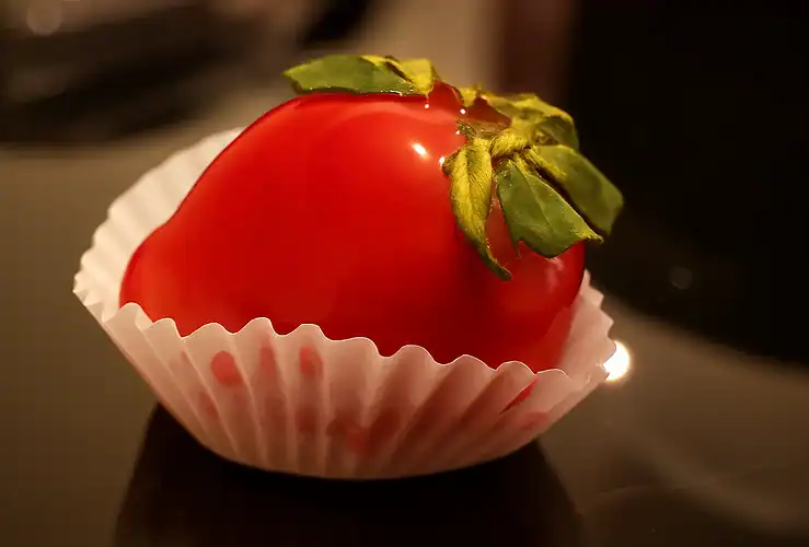 Morango do amor com brigadeiro branco e casquinha crocante de caramelo vermelho