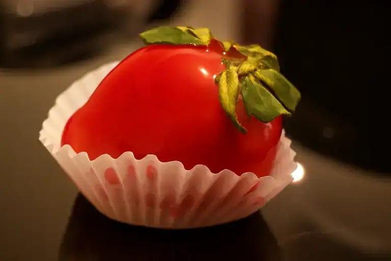 Morango do amor com brigadeiro branco e casquinha crocante de caramelo vermelho