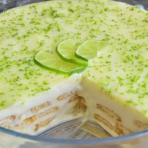 Pavê de Limão simples e cremoso servido gelado em travessa de vidro, sobremesa fácil e rápida para dias quentes