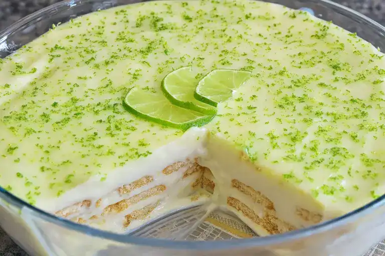 Pavê de Limão simples e cremoso servido gelado em travessa de vidro, sobremesa fácil e rápida para dias quentes