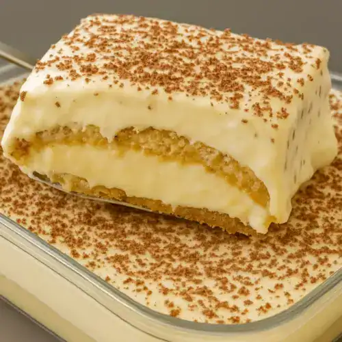 Fatias de sobremesa Manadinha-Doce com camadas de bolacha e creme de limão polvilhadas com raspas de chocolate