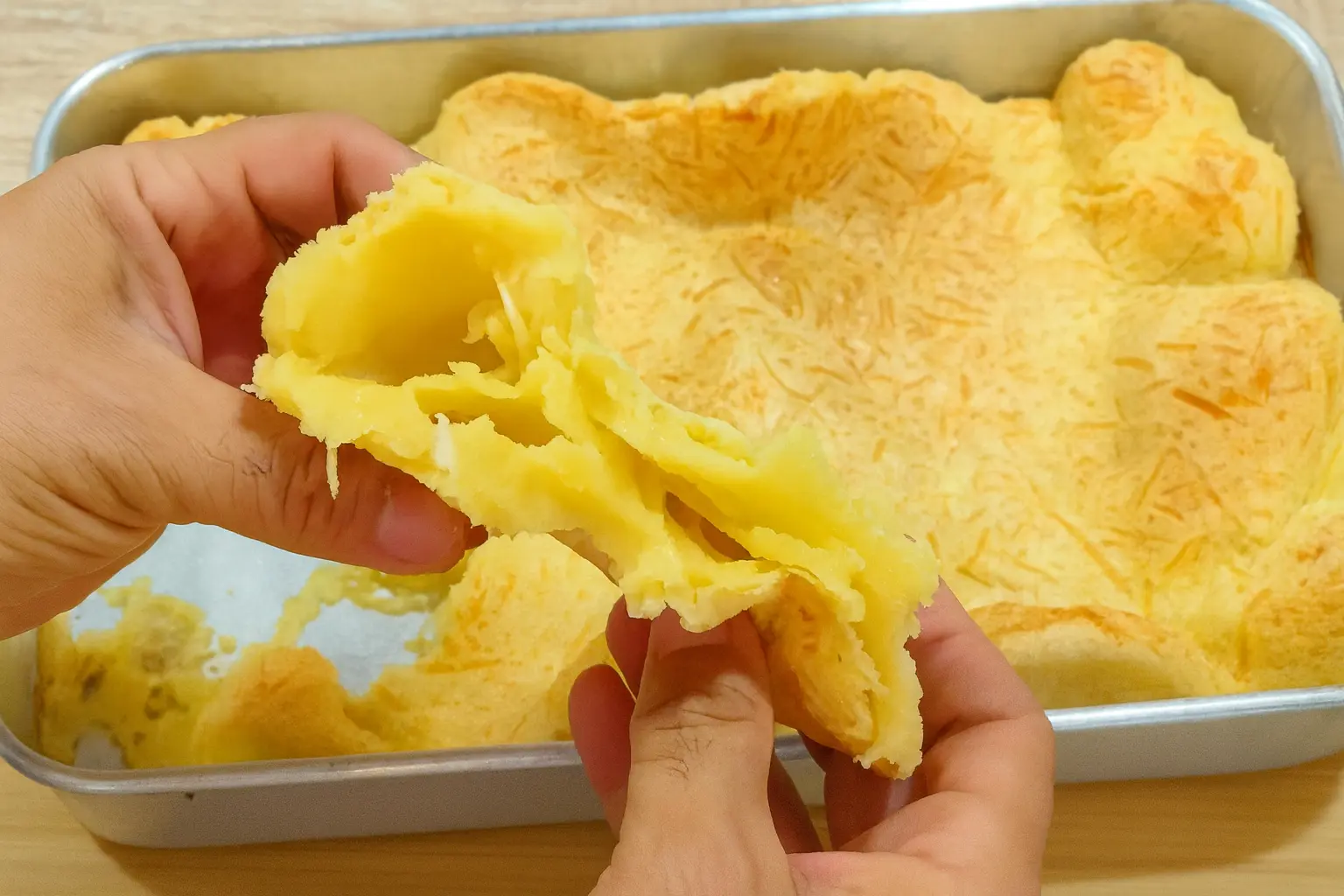 Biscoito Montanha-Russa de Polvilho crocante e dourado em forma caseira