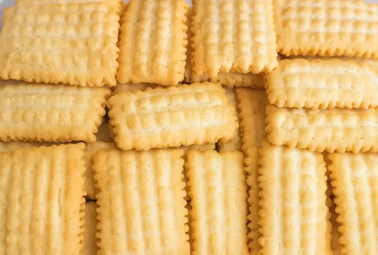 Biscoitos de polvilho da vovó crocantes e caseiros, receita tradicional fácil de fazer.