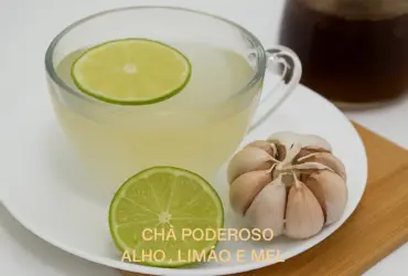 Xícara de chá poderoso com alho, limão e mel para fortalecer a imunidade